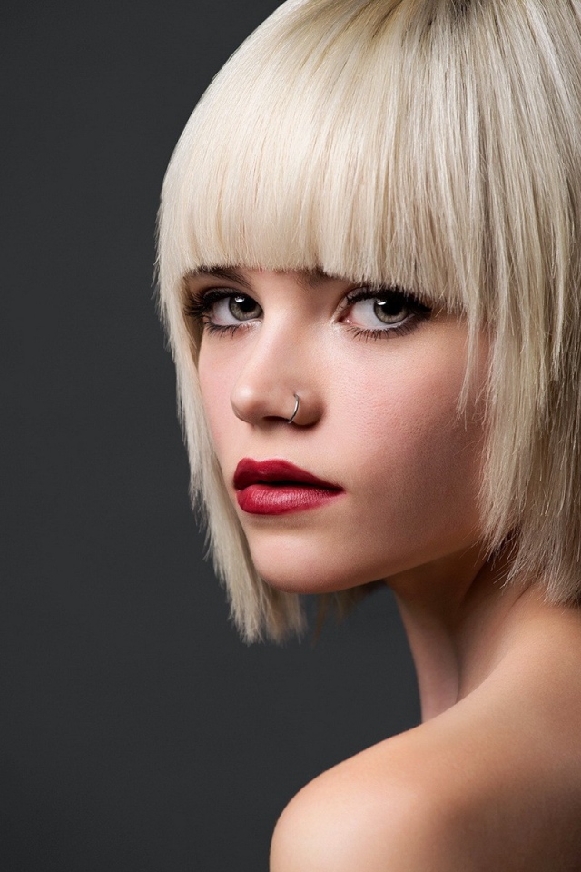 Милая блондинка с кольцом в носу