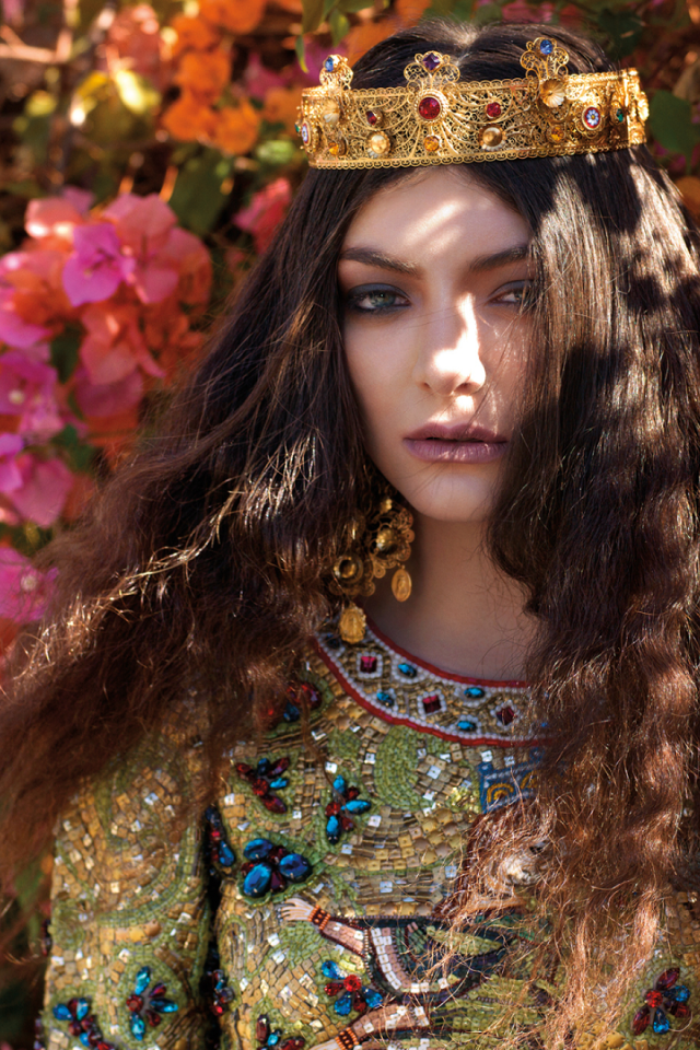 Принцесса среди цветущих кустов