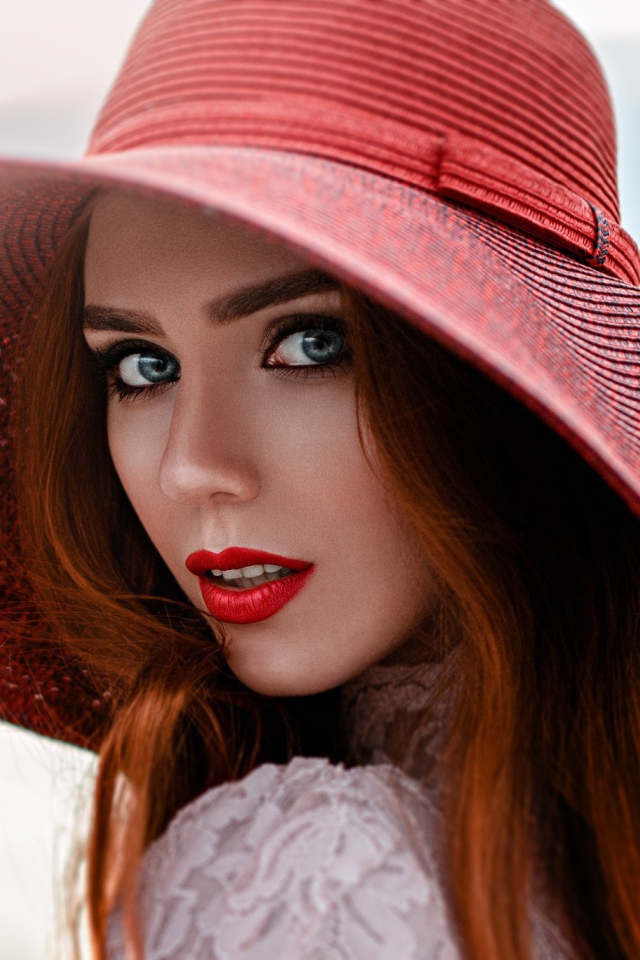 Рыжая девушка в большой красной шляпе