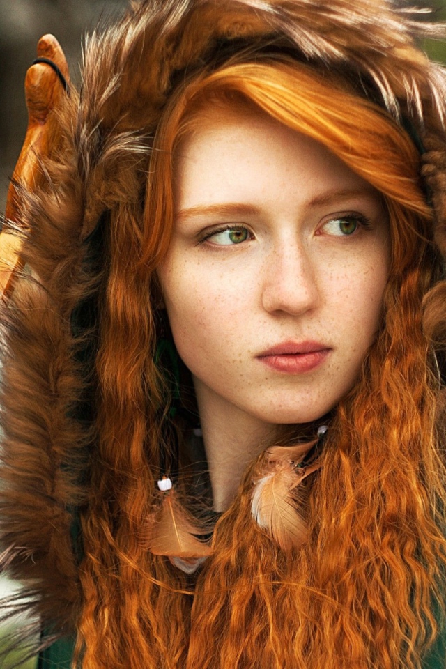 Рыжая девушка в зеленом балахоне