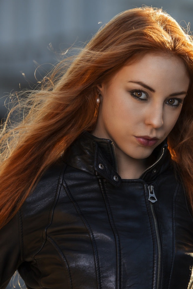 Рыжая девушка в кожаной куртке, портрет