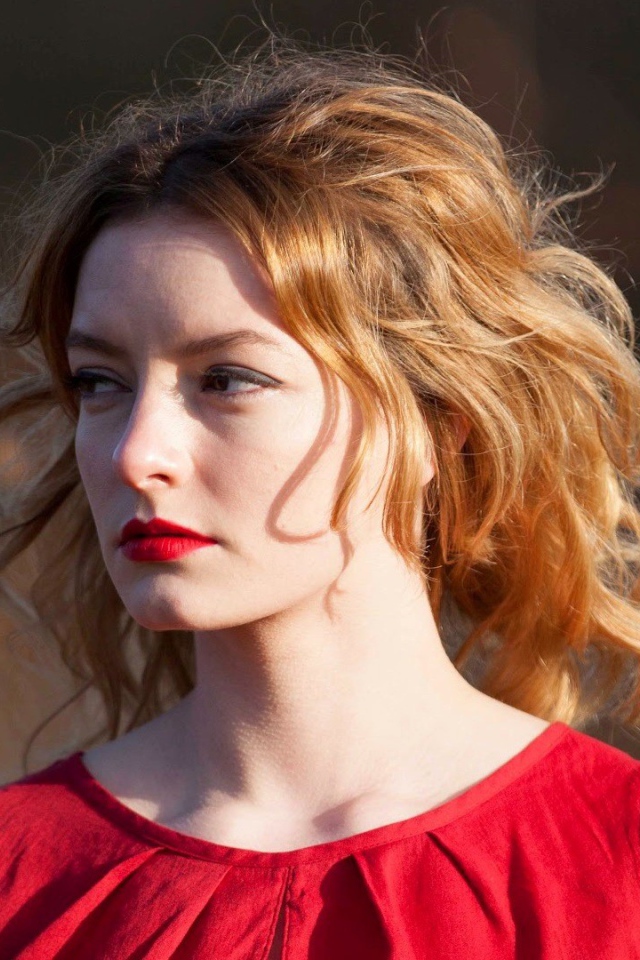 Рыжеволосая девушка в красном платье