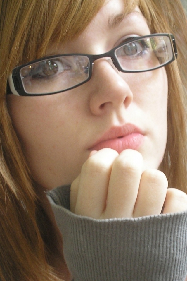 Рыжеволосая девушка в очках