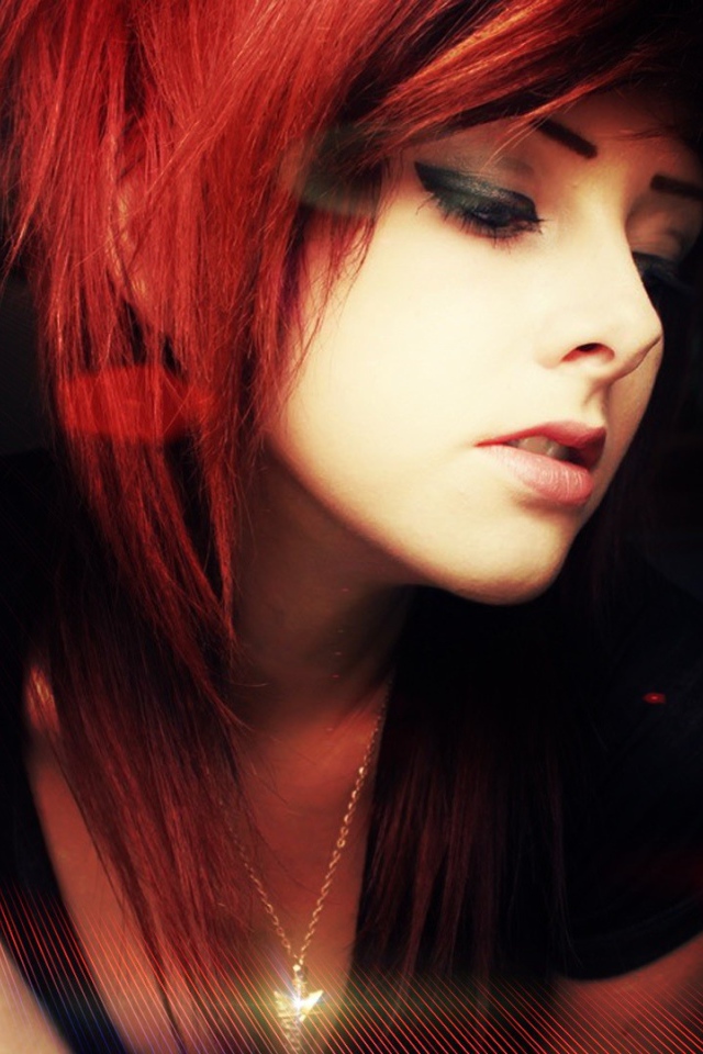 Рыжая девушка в красных лучах