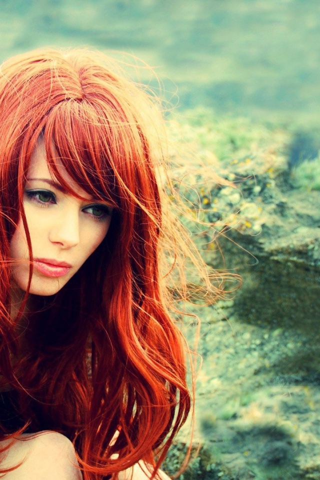 Рыжая девушка на природе