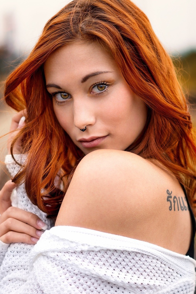 Рыжая девушка с кольцом в носу