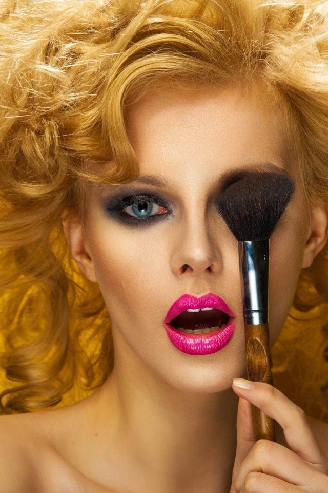 Рыжая девушка делает макияж