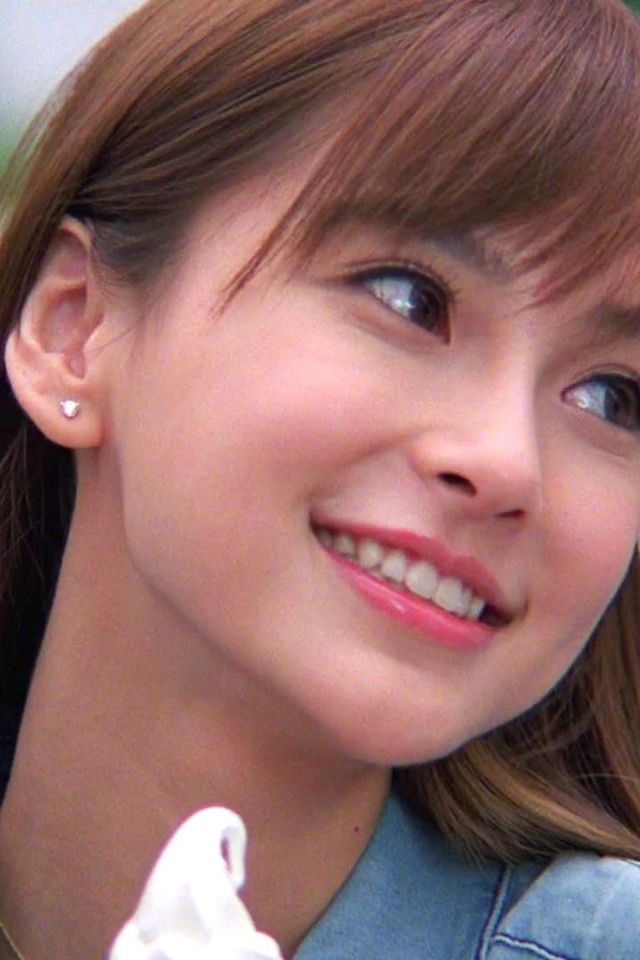 Рыжая девушка японка улыбается