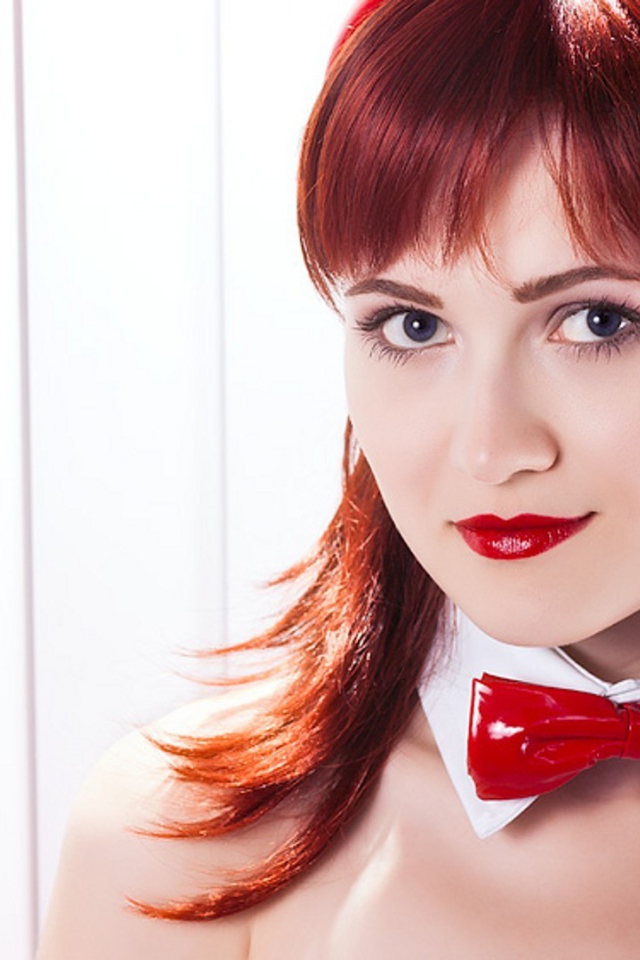 Красная бабочка на шее девушки