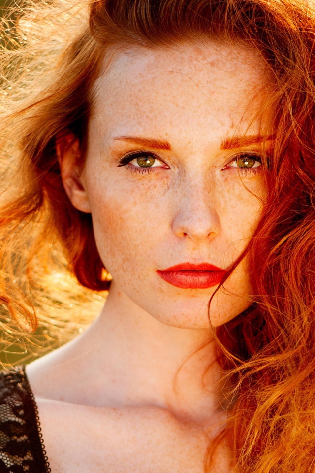 Красные губы у рыжей девушки