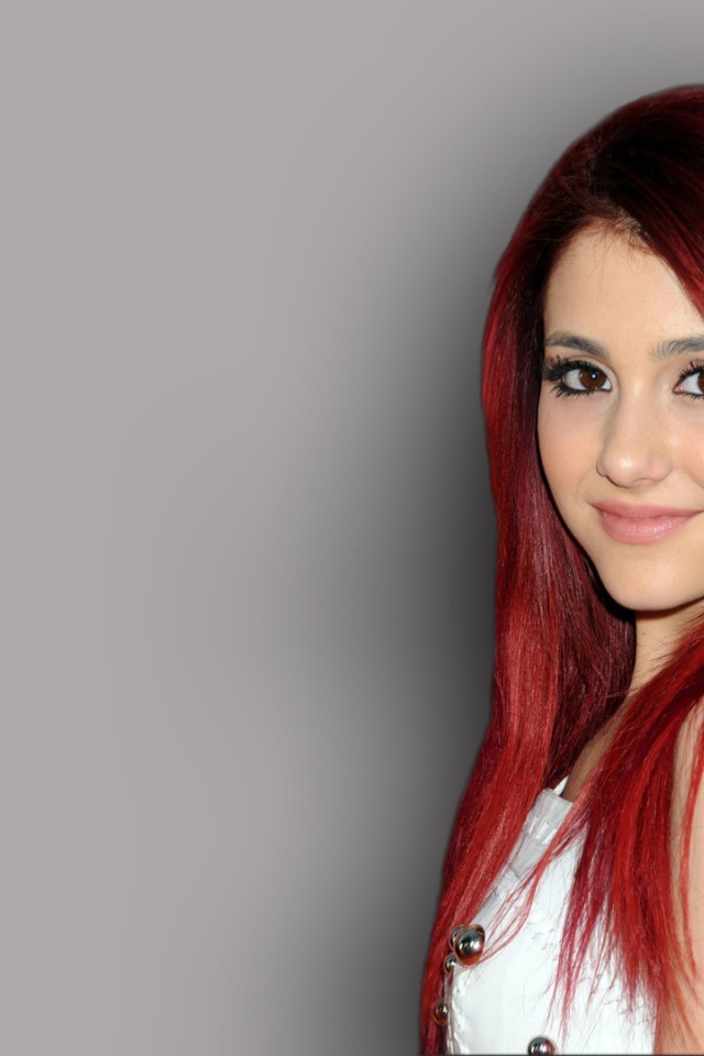 Красноволосая девушка Ариана Гранде