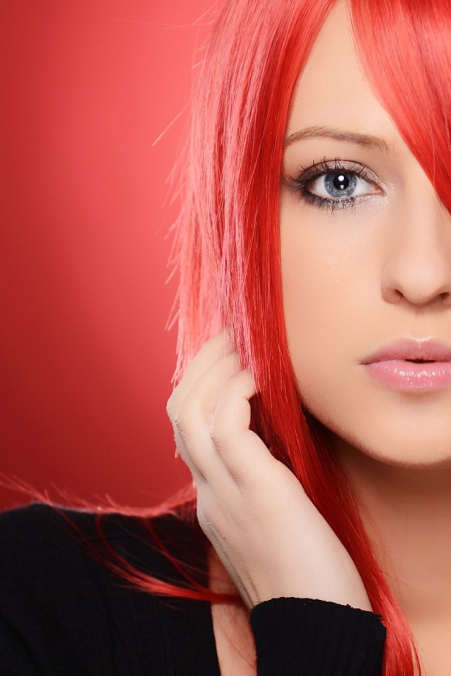 Красноволосая девушка на красном фоне
