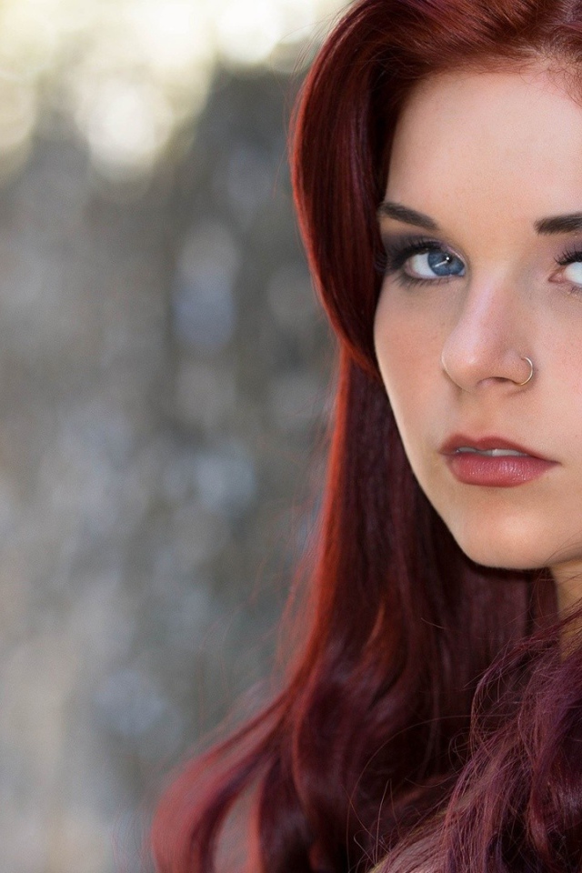 Кольцо в носу у девушки с коричневыми волосами