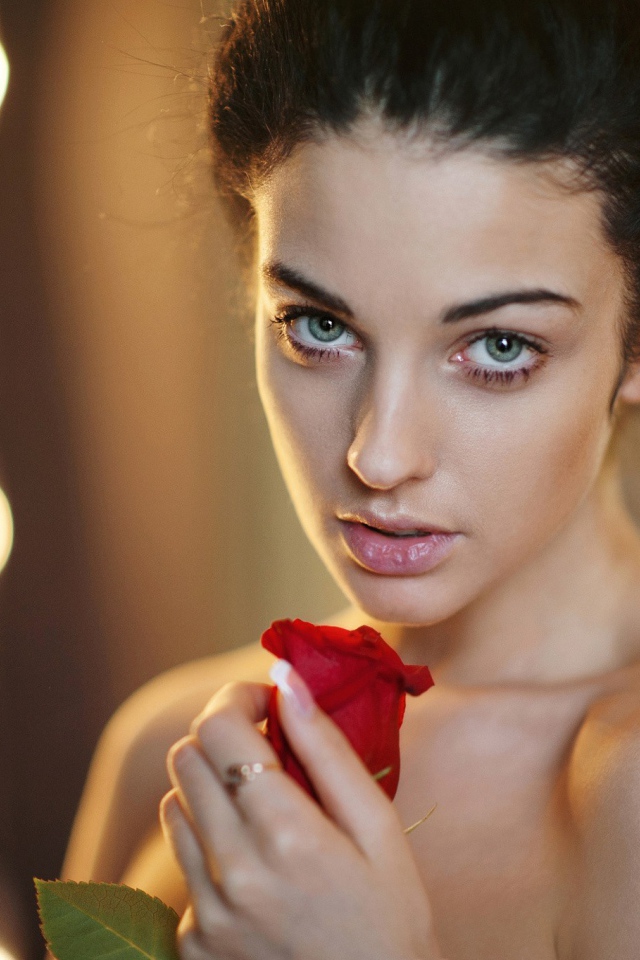 Роза в руке у девушки Аллы Бергер