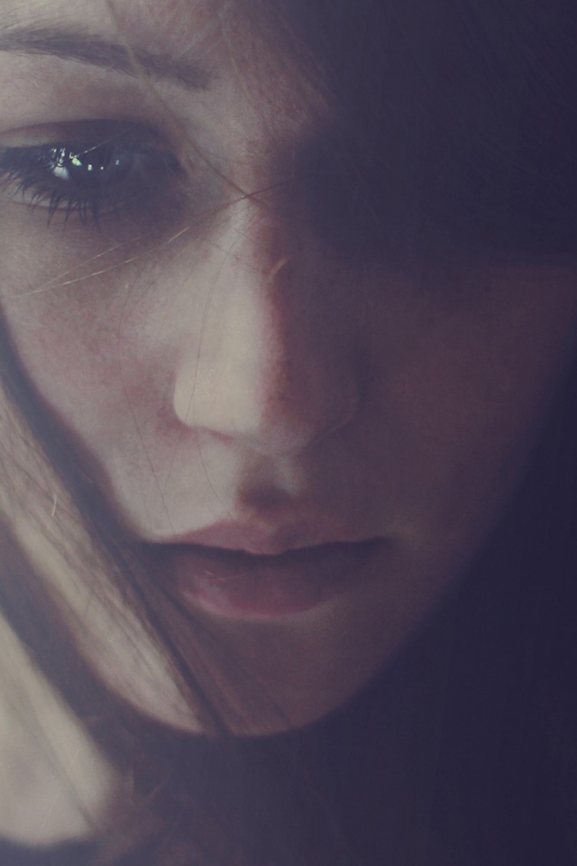 Грустные глаза у девушки брюнетки