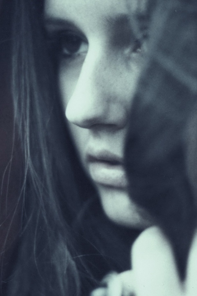 Грустная девушка в капюшоне