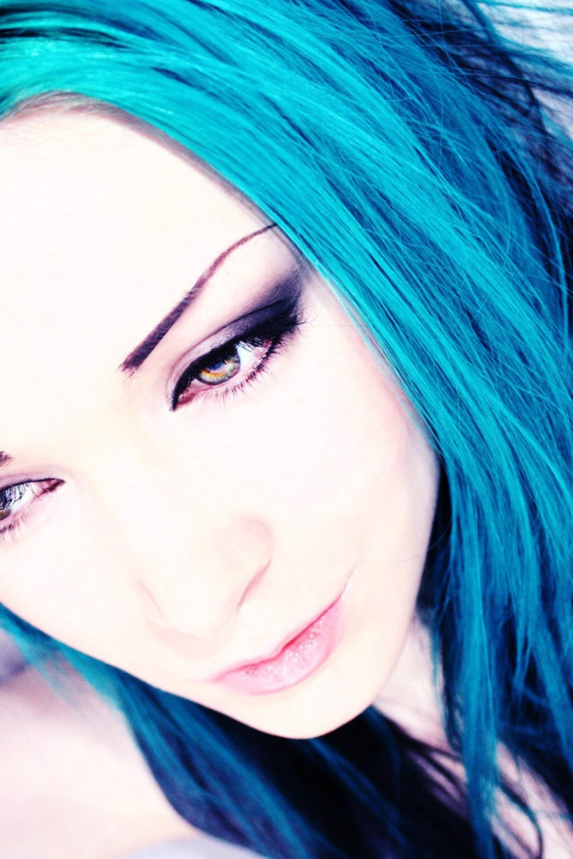 Грустная девушка с голубыми волосами