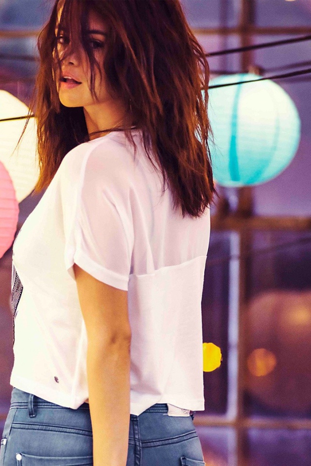 Селена Гомез среди светящихся шаров