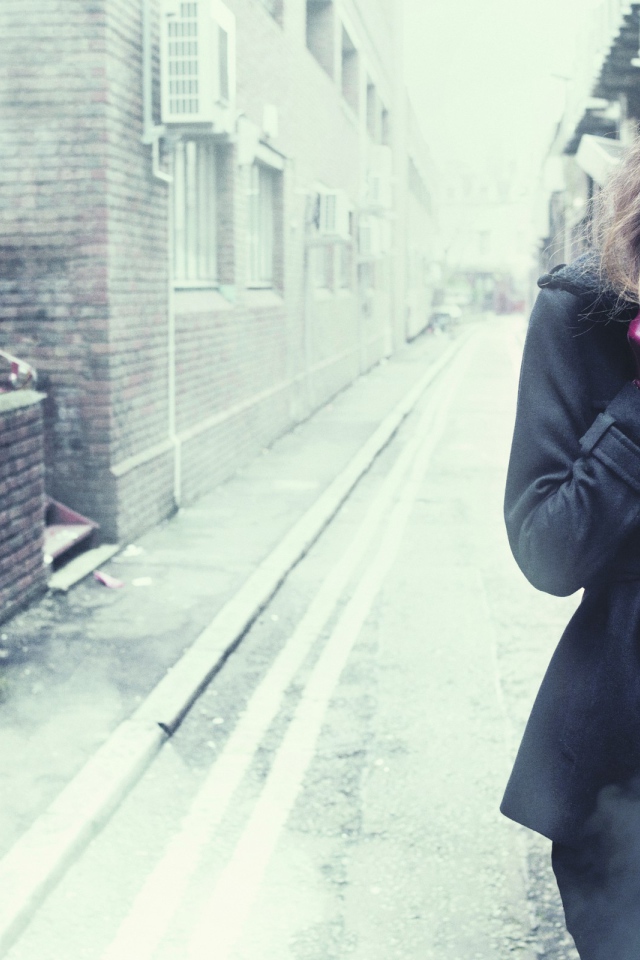 Девушка съежилась от холода