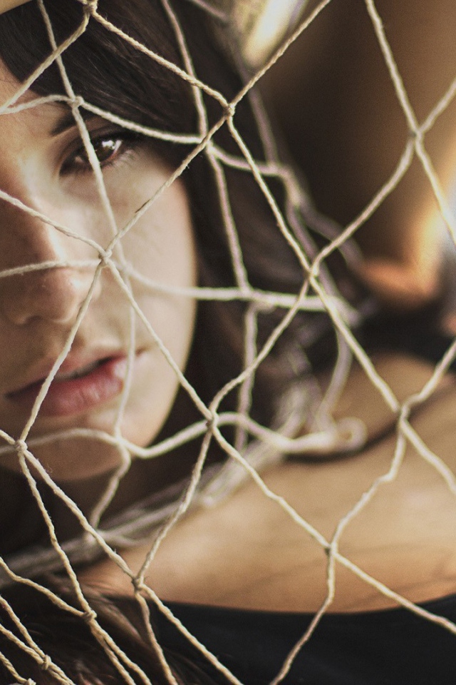 Девушка запуталась в рыбацкой сетке