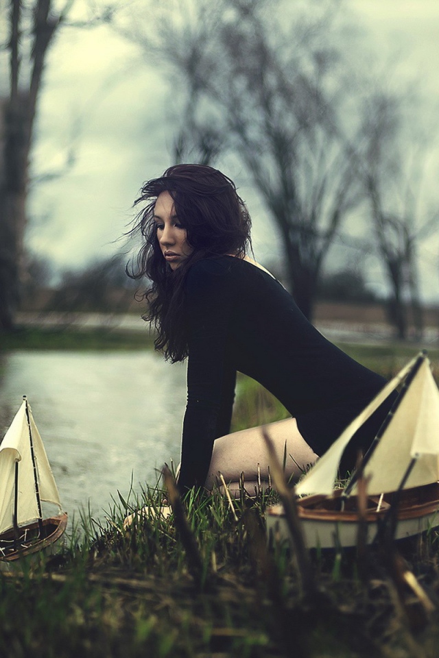 Девушка пускает кораблики по ручью