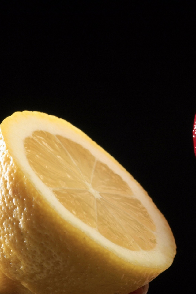 Девушка поднесла лимон к губам