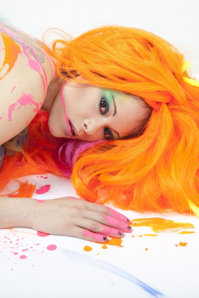 Девушка в красках с оранжевыми волосами