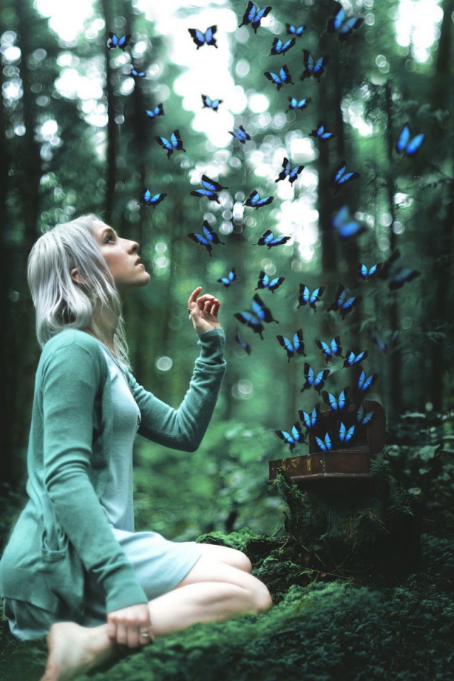 Девушка выпустила бабочек на свободу