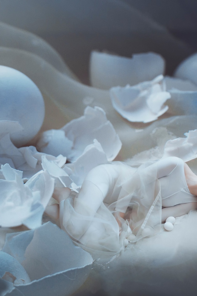 Девушка спит в яичной скорлупе