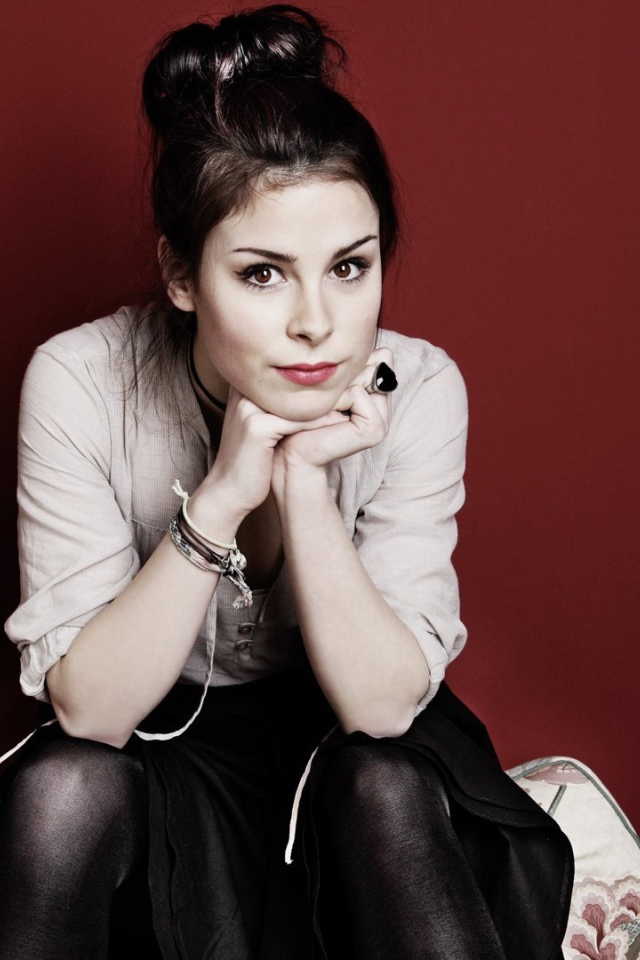 Певица Лена Майер-Ландрут на красном фоне