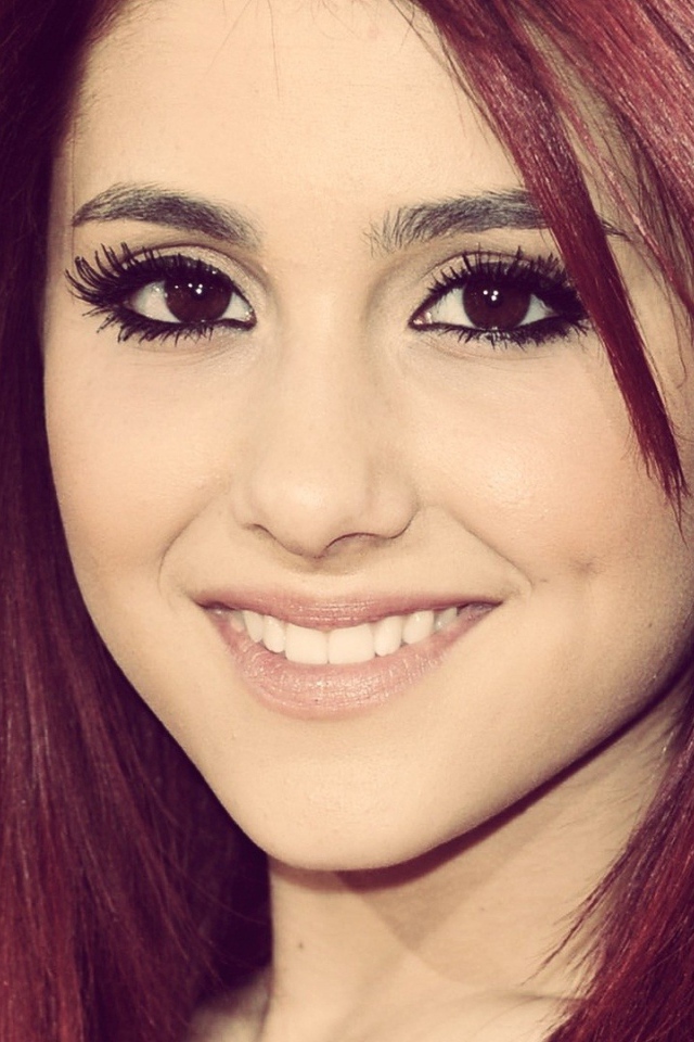 Улыбка девушки Ариана Гранде