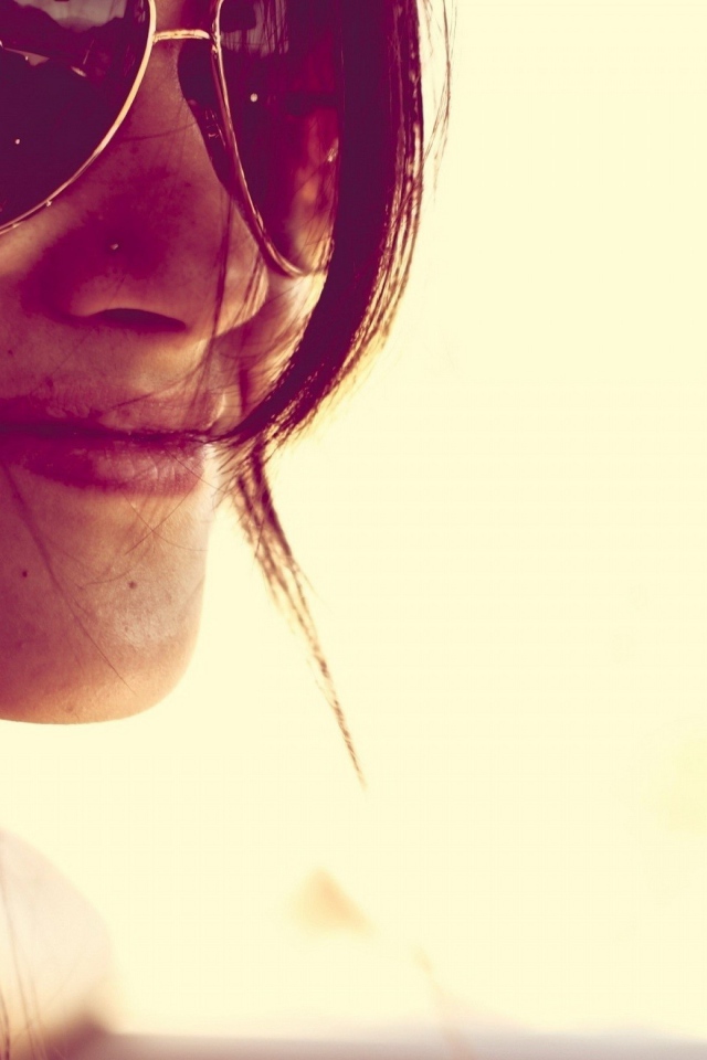 Улыбчивая девушка в очках