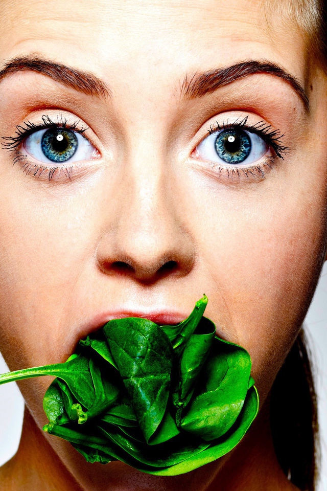 Щавель во рту у девушки