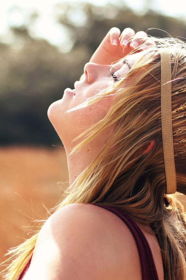 Колоски в виде короны у девушки