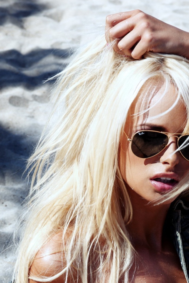 Стильная блондинка в темных очках
