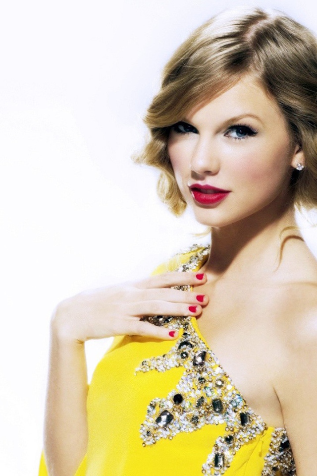 Тейлор Свифт в желтом вечернем платье
