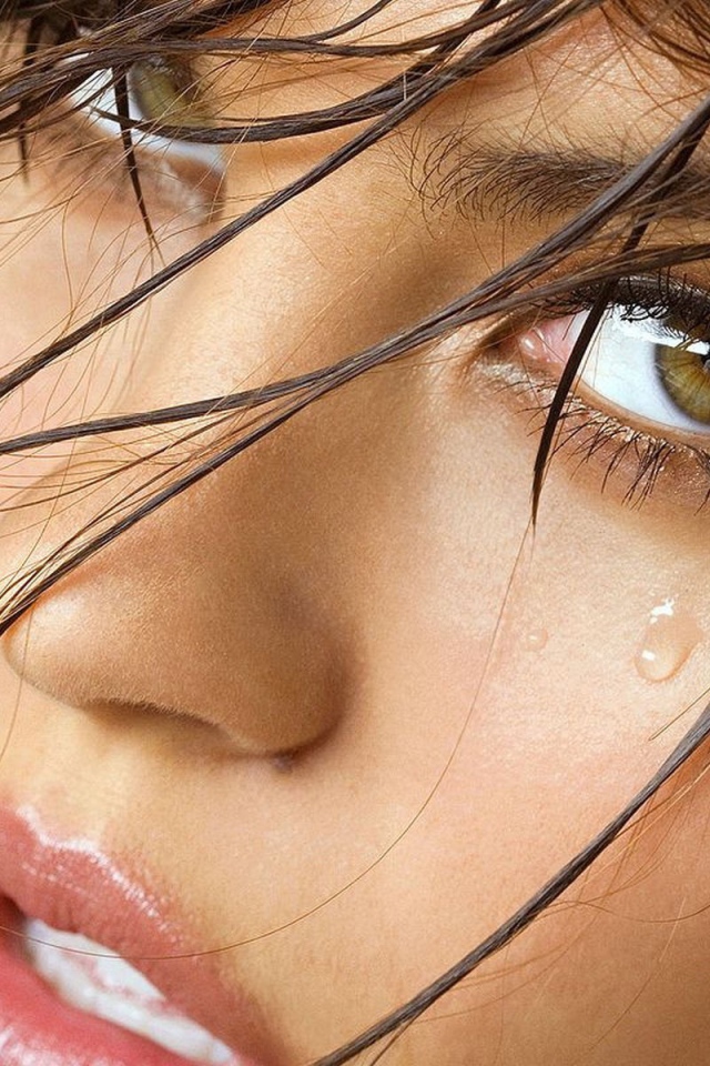 Слеза на лице расстроенной девушки