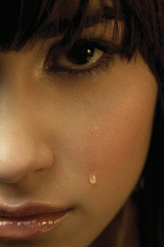 Слезы на лице у девушки