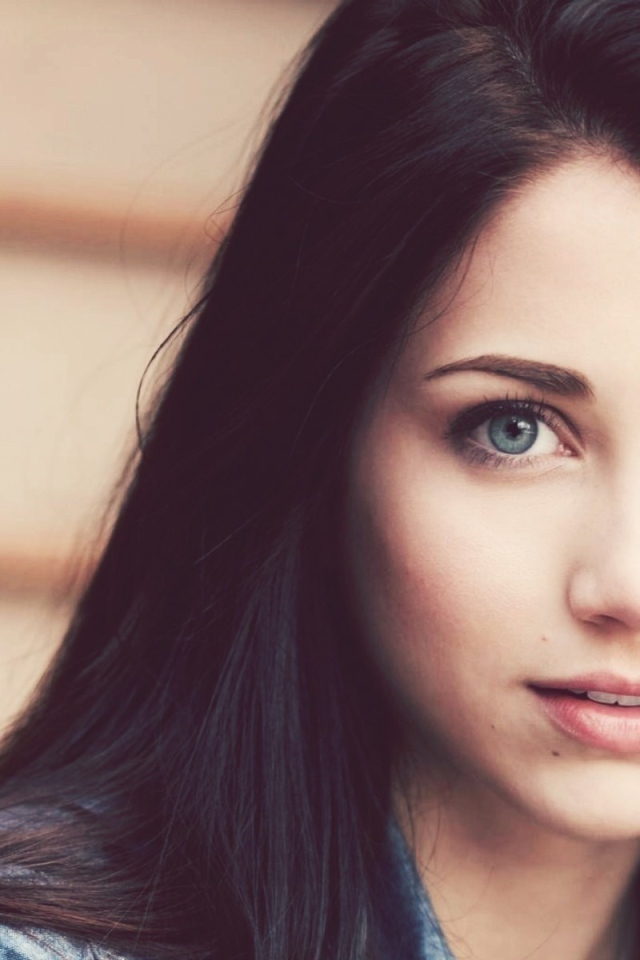 Черноволосая девушка Эмили Радд