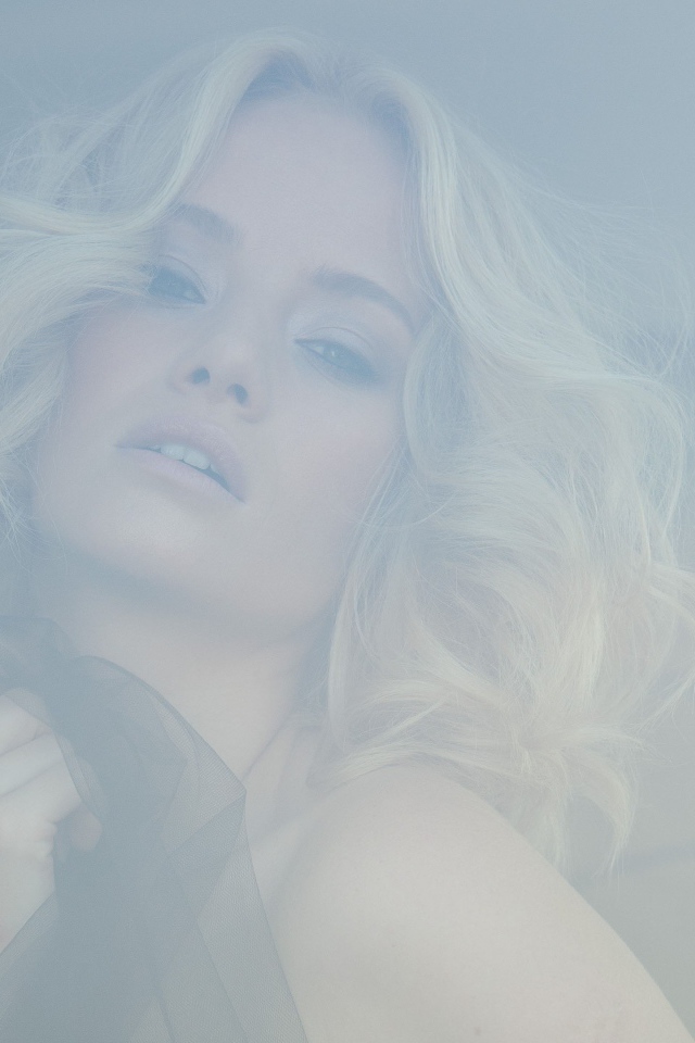 Блондинка с короткими волосами за стеклом