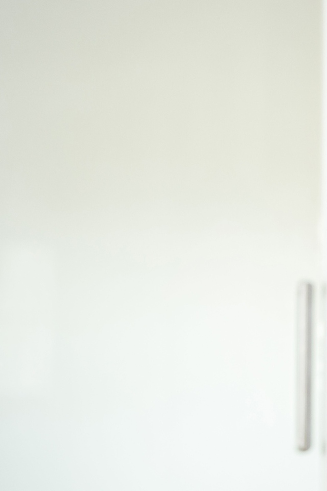 Брюнетка в розовой вязаной кофте