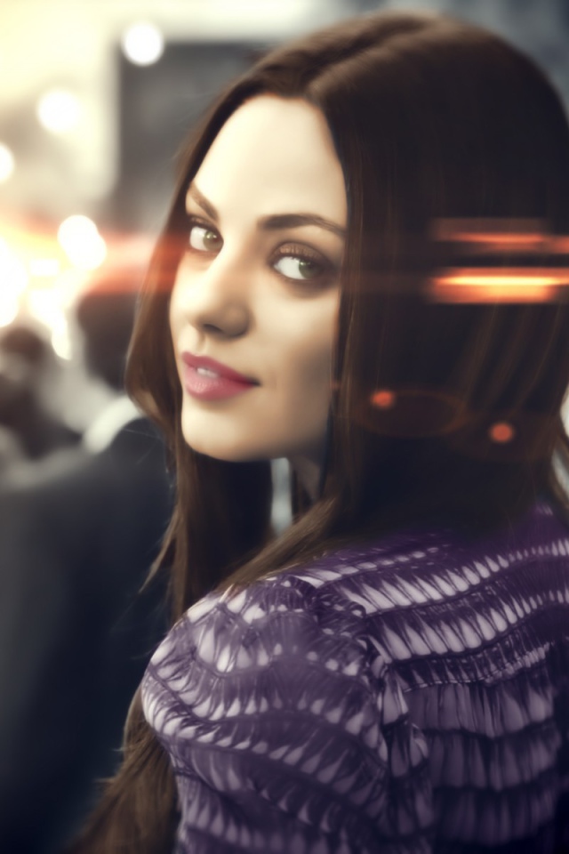 Брюнетка оглянулась через плечо