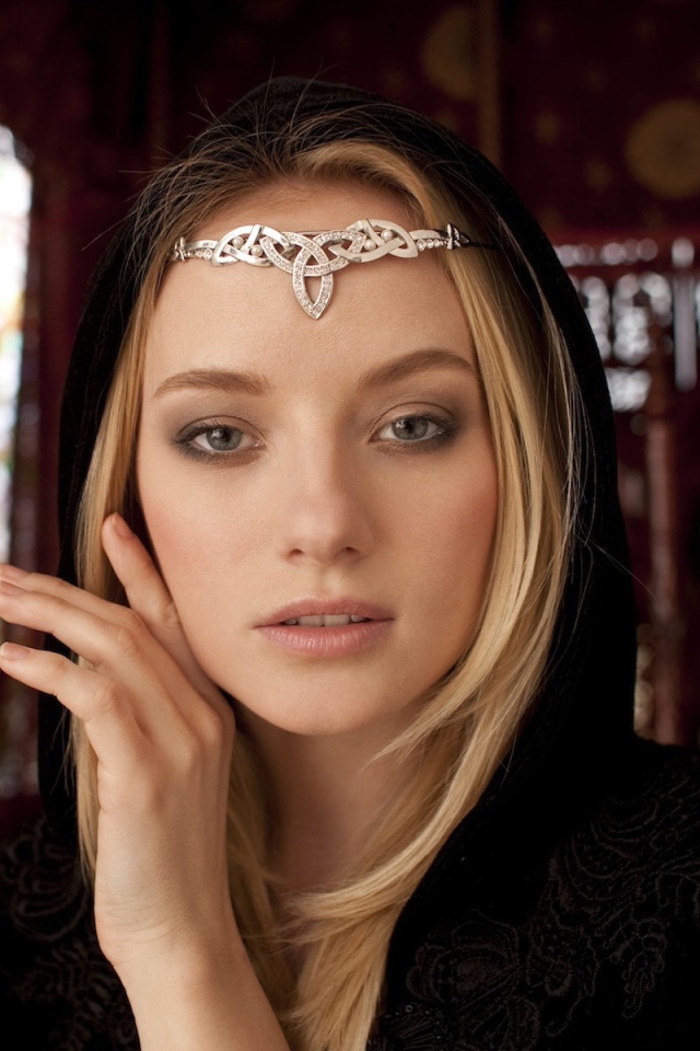 Украшение на лбу девушки