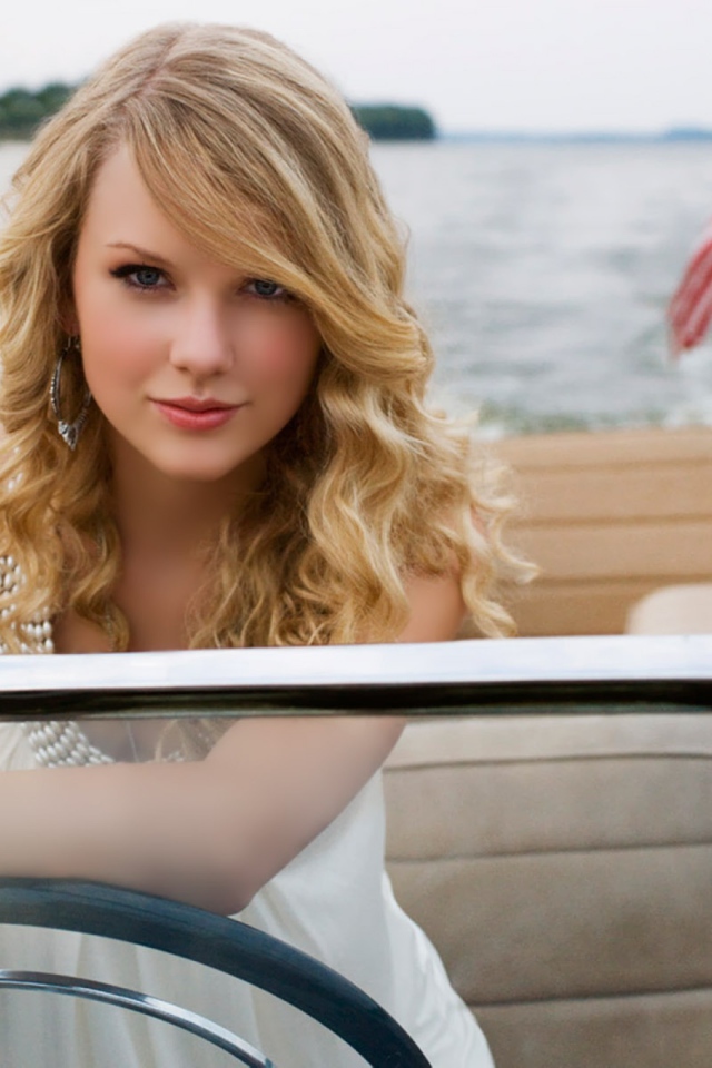 Знаменитая блондинка за рулем катера