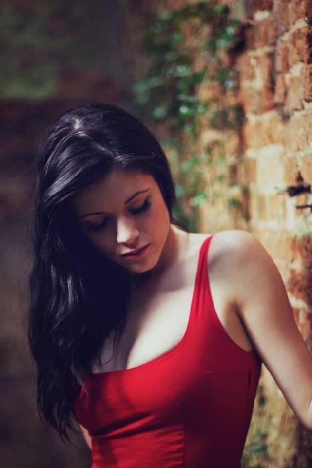 Девушка у полуразрушенной каменной кладки