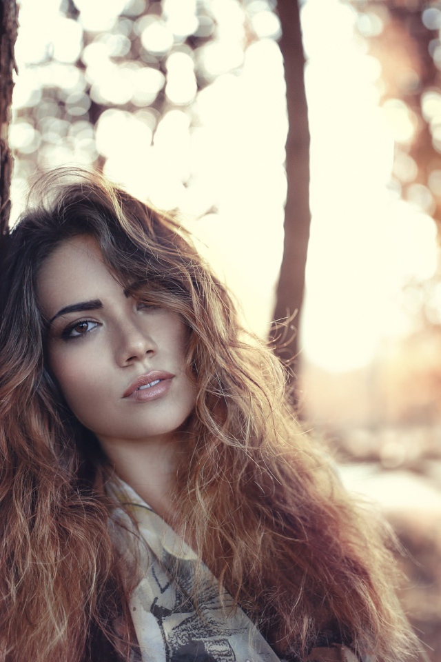 Девушка у дерева, портрет