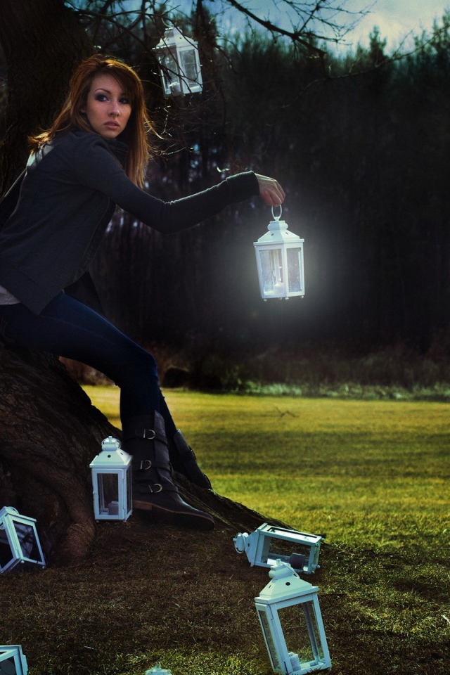 Девушка с фонариками у дерева