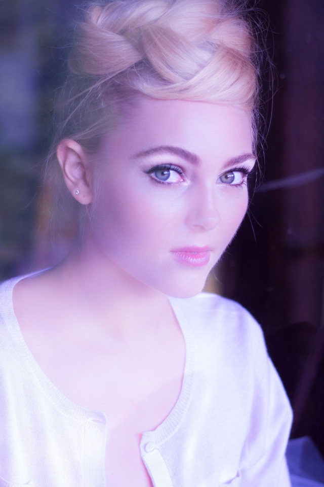 Девушка у окна Анна София Робб