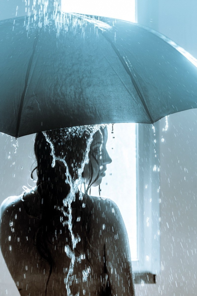 Девушка стала под душ с зонтиком