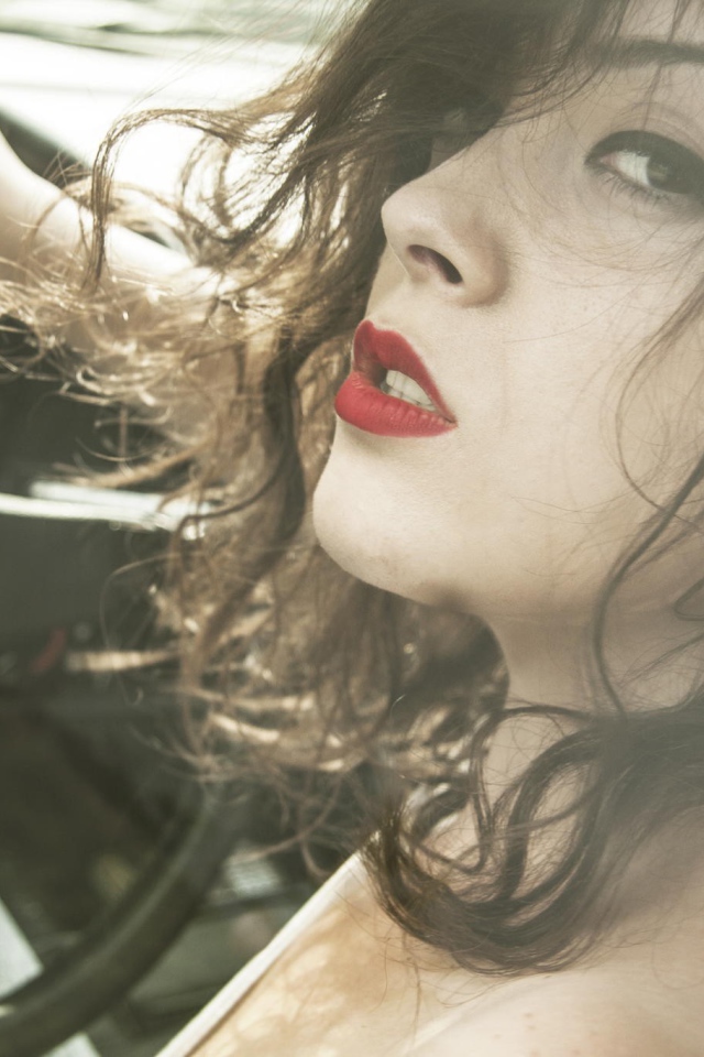 Девушка за рулем БМВ